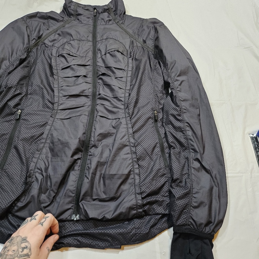 Lululemon Run: Essential Windbreaker Jacket *Glyde (Black) - Picture 9 of 11